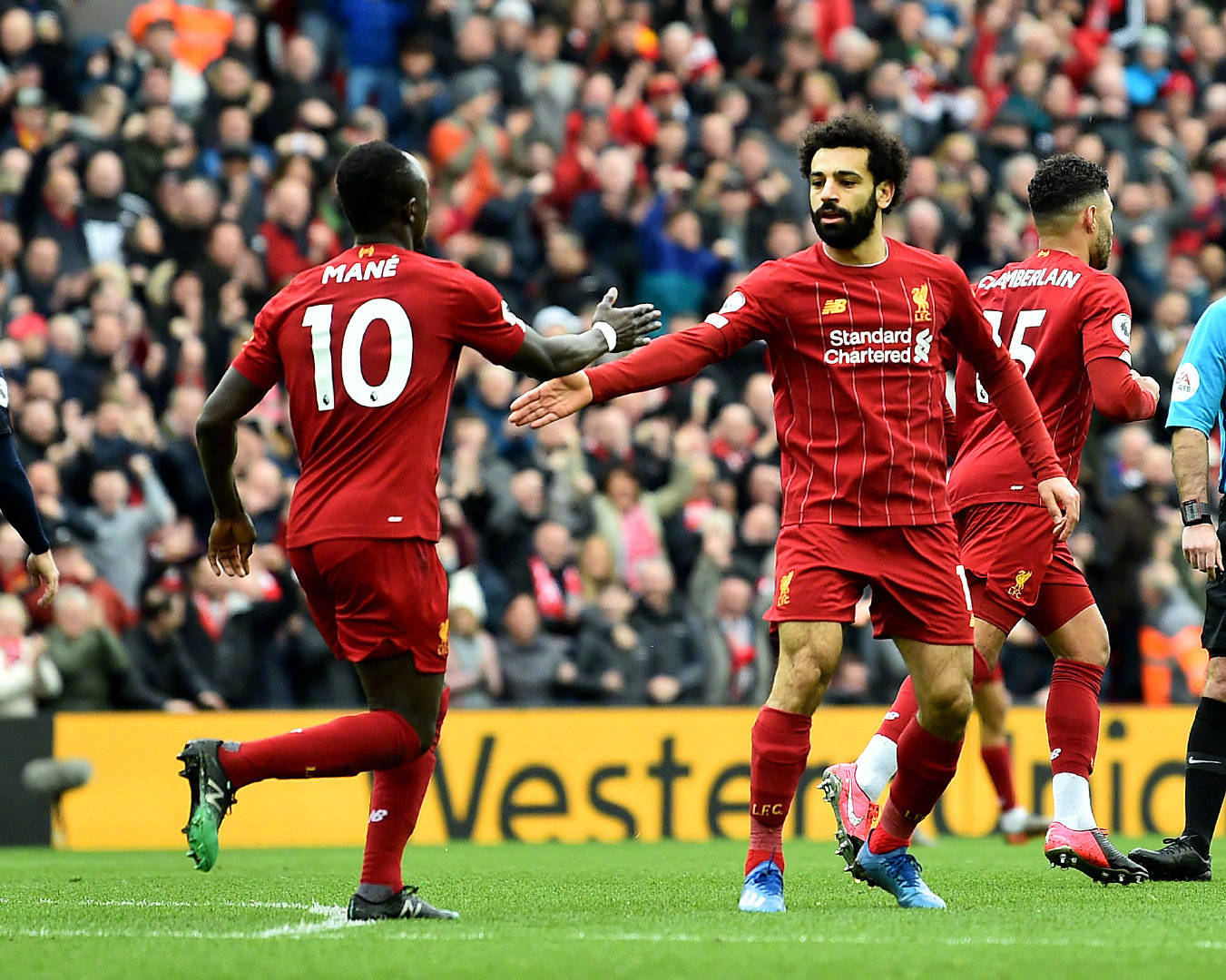 关于马内梅开二度，利物浦主场大胜对手的信息